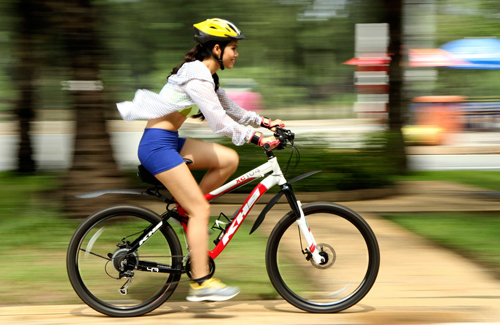 Hoàng My giống một vận động viên hơn là một người đẹp khi đạp xe đạp.
